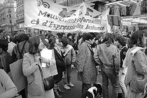 Roger-Viollet | 1074618 | Manifestation d'homosexuelles. Paris, mars 1982. | © Carlos Gayoso / Roger-Viollet