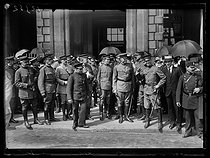 Roger-Viollet | 1076396 | World War I. US officers waiting for John Pershing (1860-1948), US General of the Armies. Paris, mid-June 1917. Photograph published in the newspaper  Excelsior , mid-June 1917. | © Excelsior - L'Equipe / Roger-Viollet