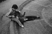 Roger-Viollet | 1078374 | Children playing cowboys in the public garden at the Place des Vosges. Paris (IVth arrondissement), February 1975. Photograph by Léon Claude Vénézia (1941-2013). | © Léon Claude Vénézia / Roger-Viollet