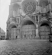 Roger-Viollet | 1079481 | World War II. Protection of monuments from the Notre-Dame de Paris Cathedral. Paris (IVth arrondissement), circa 1939. | © Laure Albin Guillot / Roger-Viollet
