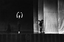 Roger-Viollet | 1080618 | Opéra de Paris. Before the show, on September 13, 1979. | © Jean-Pierre Couderc / Roger-Viollet