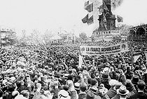 Roger-Viollet | 1083931 | Popular Front. Bastille Day parade : crowd at the place de la Bastille. Foreground :  La France Républicaine . Paris, on July 14, 1936. | © Collection Roger-Viollet / Roger-Viollet