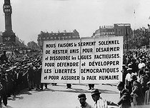 Roger-Viollet | 1085396 | Bastille Day parade. Placard with the text of the oath of the Popular Front in which the people of France swore to remain united to fight fascism. Paris, place de la Bastille, on July 14, 1935. | © Albert Harlingue / Roger-Viollet