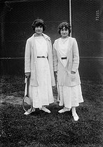 Roger-Viollet | 1085762 | World championship of tennis. Blanche and Suzanne Amblard. France, 1913. | © Maurice-Louis Branger / Roger-Viollet