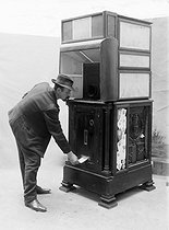 Roger-Viollet | 1088297 | Automatic photography Ashton-Nolff. Man taking off his portrait (1912). Ancestor of the Photomaton. | © Jacques Boyer / Roger-Viollet
