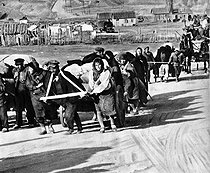 Roger-Viollet | 1090495 | World War II. Russian front. Russian civilians fleeing from the city during the battle of Stalingrad. September-October 1942. | © Roger-Viollet / Roger-Viollet