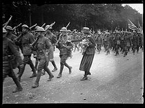 Roger-Viollet | 1090502 | World War I. Celebration for the American Independence Day in Paris, on July 4, 1918. Parade of US troops. | © Excelsior - L'Equipe / Roger-Viollet