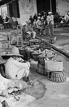 Roger-Viollet | 1092342 | Market in the Mitidja plain (Algeria), 1958. Photograph by Jean Marquis (1926-2019). | © Jean Marquis / Roger-Viollet