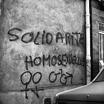 Roger-Viollet | 1093206 | Graffiti in favour of the homosexuals. Paris, on 1979. | © Roger-Viollet / Roger-Viollet
