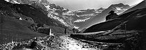 Roger-Viollet | 1093242 | Gavarnie (Upper-Pyrenees). Panorama. Around 1900. | © Léon & Lévy / Roger-Viollet