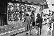 Roger-Viollet | 1095406 | Colleurs d'affiches pour les élections municipales. 24 février 1977. | © Jean-Régis Roustan / Roger-Viollet