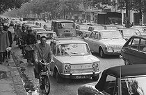 Roger-Viollet | 1126790 | May-June 1968 events. Traffic jam after the second night of the barricades, boulevard Saint-Michel. Paris (Vth-VIth arrondissements), on May 25, 1968. Photograph by Bernard Charlet, from the collections of the French newspaper  France-Soir . Bibliothèque historique de la Ville de Paris. | © Bernard Charlet / Fonds France-Soir / BHVP / Roger-Viollet