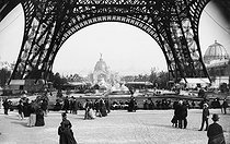 Roger-Viollet | 1189049 | Exposition Universelle de 1889, Paris. Le dôme central depuis la Tour Eiffel. | © Neurdein / Roger-Viollet