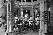 Roger-Viollet | 1189051 | Exposition Universelle de 1889, Paris. Bar dans le palais indien. | © Neurdein / Roger-Viollet