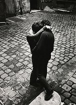 Roger-Viollet | 1196566 | Couple kissing in a courtyard | © Léon Claude Vénézia / Roger-Viollet