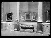 Roger-Viollet | 1283498 | Reorganization of the Louvre Museum. The pieces of art, evacuated during WWI, are back and exhibited by chronological order. The Mona Lisa by Leonardo da Vinci. Paris, on January 15, 1920. Photograph from the collections of the newspaper  Excelsior . | © Excelsior - L'Equipe / Roger-Viollet