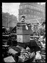 Roger-Viollet | 1283680 | Scrap iron fair, boulevard Richard-Lenoir. Paris (XIth arrondissement), on March 28, 1920. Photograph from the collections of the newspaper  Excelsior . | © Excelsior - L'Equipe / Roger-Viollet