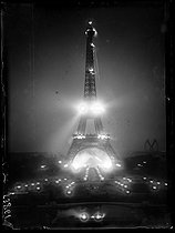 Roger-Viollet | 1309455 | The Eiffel Tower illuminated in homage to the American Legion, organization of US war veterans, during a visit in Paris, on August 26, 1921. Photograph from the collections of the French newspaper  Excelsior . | © Excelsior - L'Equipe / Roger-Viollet