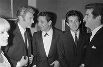 Roger-Viollet | 1326012 | Johnny Hallyday (1943-2017), French singer, at the Olympia with Sylvie Vartan, Gilbert Bécaud, Guy Mardel and Eddie Mitchell. Paris (IXth arrondissement), on November 25, 1965. Photograph by André Grassart and Jean Laborie from the collections of the French newspaper  France Soir . Bibliothèque historique de la Ville de Paris. | © André Grassart / Fonds France-Soir / BHVP / Roger-Viollet