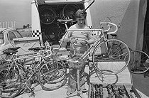 Roger-Viollet | 1353695 | Tour de France 1976. Mechanic of Bernard Thévenet (born in 1948), French racing cyclist, during the day of rest. Le Touquet-Paris-Plage (France), on July 7, 1976. Photograph by Bernard Charlet, from the collections of the French newspaper  France-Soir . Bibliothèque historique de la Ville de Paris. | © Bernard Charlet / Fonds France-Soir / BHVP / Roger-Viollet