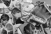 Roger-Viollet | 1358512 | Tour de France 1985. Bernard Hinault (born in 1954), French racing cyclist, playing the accordion on his rest day, on July 12, 1985. Photograph by Bernard Charlet, from the collections of the French newspaper  France-Soir . Bibliothèque historique de la Ville de Paris. | © Bernard Charlet / Fonds France-Soir / BHVP / Roger-Viollet