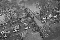 Roger-Viollet | 1367227 | Traffic on the quays of the right bank of the river Seine. Paris, on November 15, 1966. Photograph by Serge Lansac (born in 1939), from the collections of the French newspaper  France-Soir . Bibliothèque historique de la Ville de Paris. | © Serge Lansac / Fonds France-Soir / BHVP / Roger-Viollet