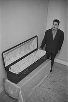 Roger-Viollet | 1371586 | Mr Pothier lying in a transparent and preserving coffin. France, on November 23, 1966. Photograph by Claude Champinot (born in 1932), from the collections of the French newspaper  France-Soir . Bibliothèque historique de la Ville de Paris. | © Claude Champinot / Fonds France-Soir / BHVP / Roger-Viollet