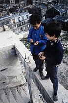 Roger-Viollet | 1372381 | Children standing on a wall under construction, future Belleville park. Paris (XXth arrondissement), 1968-1975. Photograph by François-Xavier Bouchart (1946-1993). Paris, musée Carnavalet. | © François-Xavier Bouchart / Musée Carnavalet / Roger-Viollet