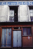Roger-Viollet | 1372390 | Belleville district. Facade of the Hôtel du Lion and liquor shop. Paris (XIXth-XXth arrondissements), 1968-1975. Photograph by François-Xavier Bouchart (1946-1993). Paris, musée Carnavalet. | © François-Xavier Bouchart / Musée Carnavalet / Roger-Viollet