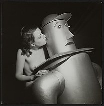 Roger-Viollet | 1372511 | Fun fair. Striptease. The robot. France, circa 1945. | © Gaston Paris / Roger-Viollet