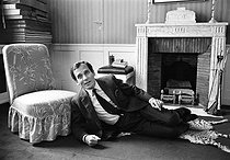 Roger-Viollet | 1376160 | Jean d'Ormesson (1925-2017), French writer and journalist, director of the newspaper  Le Figaro , at his place. Neuilly-sur-Seine (France), on October 19, 1968. Photograph by André Perlstein (born in 1942). | © André Perlstein / Roger-Viollet
