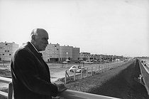Roger-Viollet | 1376399 | Emile Aillaud (1902-1988), French architect, in front of one of his projects,  La Grande Borne , building of 3,700 apartments in Grigny (France), on October 7, 1969. Photograph by André Perlstein (born in 1942). | © André Perlstein / Roger-Viollet