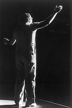 Roger-Viollet | 1376606 | Coluche (1944-1986), French humorist and actor, performing at the Théâtre du Gymnase, boulevard Bonne-Nouvelle. Paris (Xth arrondissement), 1980. Photograph by André Perlstein (born in 1942). | © André Perlstein / Roger-Viollet