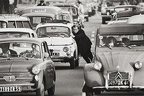 Roger-Viollet | 1376732 | Traffic jam at 6 PM, avenue de l'Opéra. Paris (IXth arrondissement), 23 October 1969. Photograph by André Perlstein (born in 1942). | © André Perlstein / Roger-Viollet
