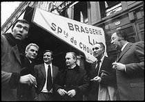 Roger-Viollet | 1377292 | Actors of the film  L'Attentat  by Yves Boisset (born in 1939), French director in front of the Brasserie Lipp. Bruno Cremer (1929-2010), Michel Bouquet (1925-2022), Michel Piccoli (1925-2000) and Philippe Noiret (1930-2006), French actors. Paris (VIth arrondissement), 1972. Photograph by André Perlstein (born in 1942). | © André Perlstein / Roger-Viollet