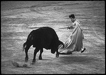 Roger-Viollet | 1377328 | Manuel Benítez Pérez, known as  El Cordobés  (born in 1936), Spanish matador, at the Torremolinos bullring. Malaga (Spain), 1967. Photograph by André Perlstein (born in 1942). | © André Perlstein / Roger-Viollet