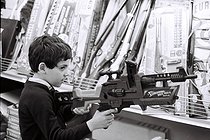 Roger-Viollet | 1377421 | Young boy playing with a fake rifle. France, 1970's. Photograph by André Perlstein (born in 1942). | © André Perlstein / Roger-Viollet