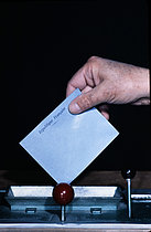 Roger-Viollet | 1381584 | Bulletin de vote pour l'élection présidentielle de 1965. Au 2ème tour, Charles de Gaulle (1890-1970) est réélu avec 55,2% des suffrages exprimés face à François Mitterand (1916-1995). | © Jean-Régis Roustan / Roger-Viollet