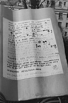 Roger-Viollet | 1383342 | Pancarte affichant un texte sur l'homosexualité, écrit par les millitantes du M.L.F. (Mouvement de libération des femmes) Monique Wittig (1935-2003) et Gille Wittig (1938-2009), à l'occasion de la commémoration des femmes de la Commune. Issy-les-Moulineaux, 28 mars 1971. Photographie de Catherine Deudon. | © Catherine Deudon / Roger-Viollet
