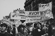 Roger-Viollet | 1383488 | Demonstration for the right to abortion and its reimbursement by the Sécurité sociale. Profusion of banners. Paris, October 23, 1982. Photograph by Catherine Deudon. | © Catherine Deudon / Roger-Viollet