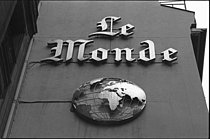 Roger-Viollet | 1387486 | Façade du  Monde , quotidien français, rue des Italiens. Paris (IXème arr.), décembre 1984. Photographie de Jacques Loïc. | © Jacques Loïc / Roger-Viollet