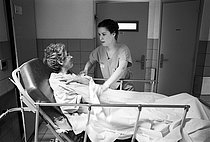 Roger-Viollet | 1395870 | Le service des urgences de l'Hôtel-Dieu. Paris (IVème arr.), 2001. Une infirmière s'occupe d'une patiente. Photographie de Jean-Louis Courtinat. | © Jean-Louis Courtinat / Roger-Viollet