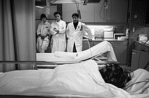 Roger-Viollet | 1395883 | Le service des urgences de l'Hôtel-Dieu. Paris (IVème arr.), 1989. Deux infirmières et un médecin attendent que la patiente se réveille. Photographie de Jean-Louis Courtinat. | © Jean-Louis Courtinat / Roger-Viollet