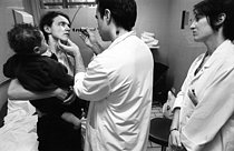 Roger-Viollet | 1395933 | Le service des urgences de l'Hôtel-Dieu. Paris (IVème arr.), 2005. Le médecin examine l'oeil d'une femme. Photographie de Jean-Louis Courtinat. | © Jean-Louis Courtinat / Roger-Viollet