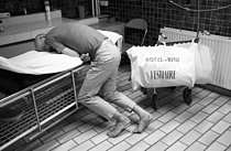Roger-Viollet | 1395935 | Le service des urgences de l'Hôtel-Dieu. Paris (IVème arr.), 2002. Admission d'un SDF. Photographie de Jean-Louis Courtinat. | © Jean-Louis Courtinat / Roger-Viollet