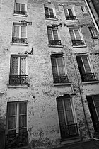 Roger-Viollet | 1410845 | Grande exclusion: Les hôtels sociaux. La façade de l'hôtel social  Star . Paris, 2018. Photographie de Jean-Louis Courtinat. | © Jean-Louis Courtinat / Roger-Viollet