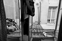 Roger-Viollet | 1410877 | Grande exclusion: Les hôtels sociaux. Vue extèrieure des chambres de l'hôtel  Star . Paris, 2018. Photographie de Jean-Louis Courtinat. | © Jean-Louis Courtinat / Roger-Viollet