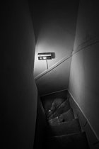 Roger-Viollet | 1410900 | Grande exclusion: Les hôtels sociaux. L'escalier de l'hôtel   La Renaissance . Paris, 2020. Photographie de Jean-Louis Courtinat. | © Jean-Louis Courtinat / Roger-Viollet