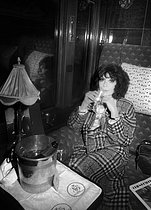 Roger-Viollet | 1413398 | Juliette Gréco (1927-2020), French singer and actress, travelling in the Orient-Express, 1986. | © Irmeli Jung / Roger-Viollet