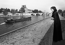 Roger-Viollet | 1413399 | Juliette Gréco (1927-2020), French singer and actress, posing in the Saint-Germain-des-Prés district. Paris (VIth arrondissement), 1982. | © Irmeli Jung / Roger-Viollet